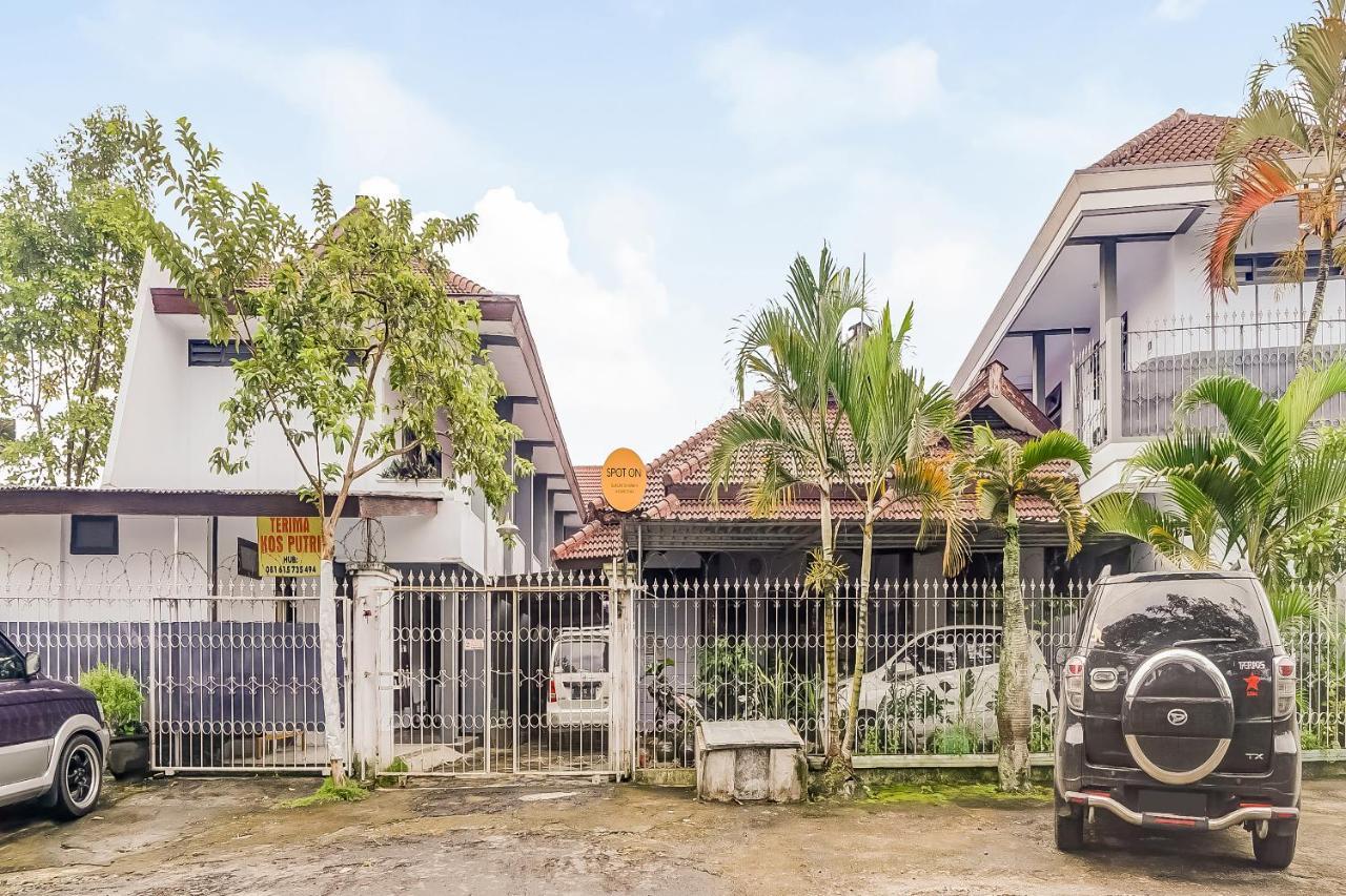 Spot On 90797 Sukun Syariah Homestay Malang Extérieur photo